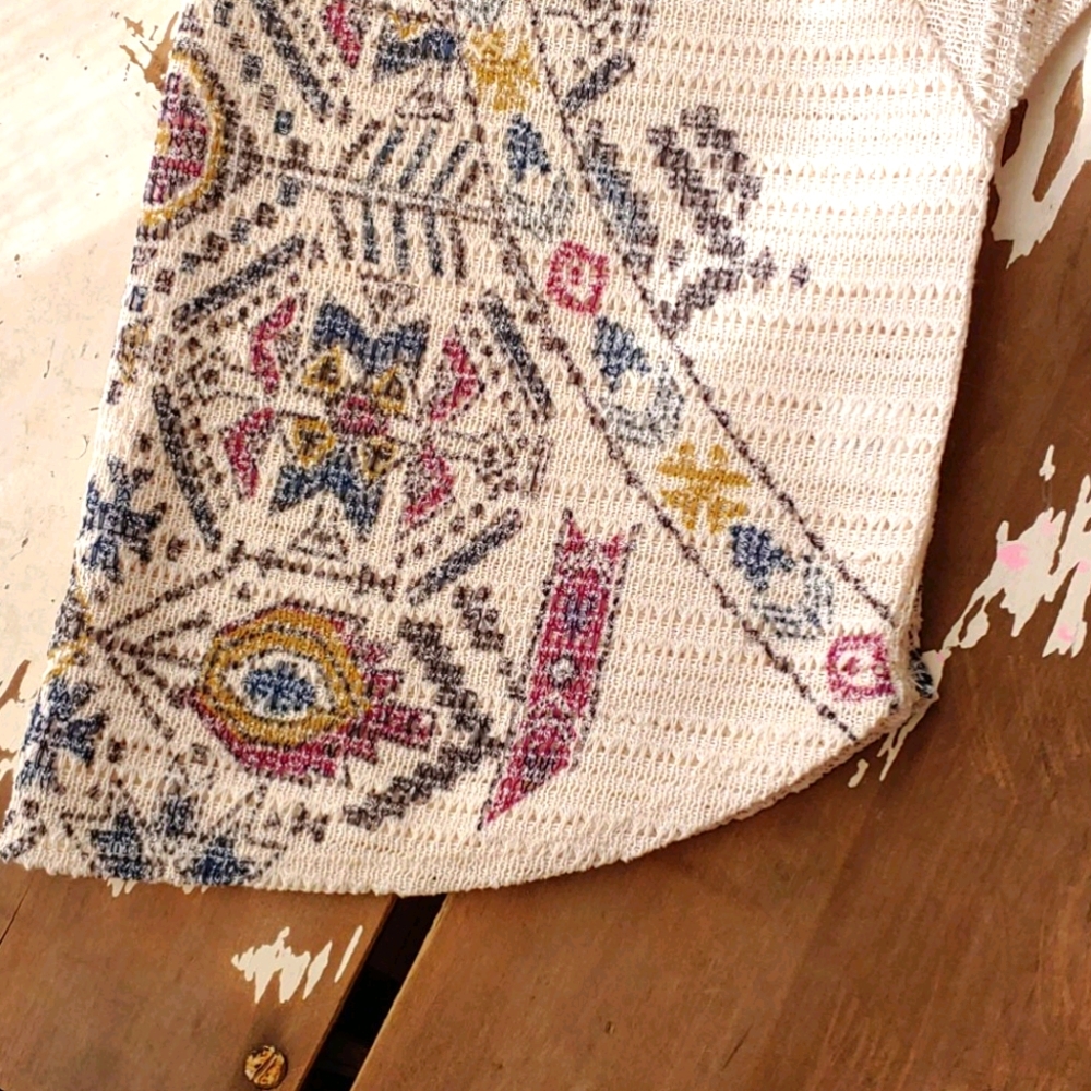 Eyeshadow Worship The Sun Batwing Crochet V-Neck - Picture 10 of 16